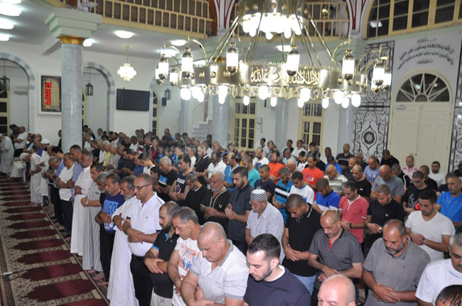 بالفيديو والصور: شعائر صلاتي العشاء والتراويح من مسجد النزهة بمدينة يافا